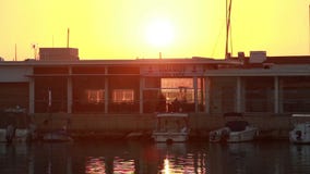 Zonsondergang dichtbij de ligplaats van de boot dichtbij Oude stad Limassol stock video Zonsondergang dichtbij de ligplaats van de boot dichtbij Oude stad Limassol stock video