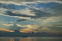 Zonsondergang en zonsopgang met dramatische hemel over oceaan stock afbeelding Zonsondergang en zonsopgang met dramatische hemel over oceaan stock afbeelding