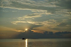 Zonsondergang en zonsopgang met dramatische hemel over oceaan royalty-vrije stock foto's Zonsondergang en zonsopgang met dramatische hemel over oceaan royalty-vrije stock foto's