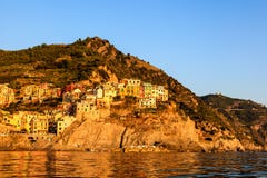 Zonsondergang in het Dorp van Manarola royalty-vrije stock afbeelding Zonsondergang in het Dorp van Manarola royalty-vrije stock afbeelding