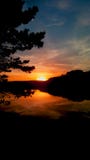 Zonsondergang het relfecting op het water stock foto Zonsondergang het relfecting op het water stock foto