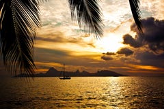 Zonsondergang over Eiland Moorea dat van Tahiti wordt gezien stock foto's Zonsondergang over Eiland Moorea dat van Tahiti wordt gezien stock foto's