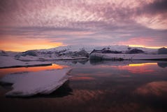 Zonsondergang over jokulsarlonlagune in IJsland royalty-vrije stock foto's Zonsondergang over jokulsarlonlagune in IJsland royalty-vrije stock foto's