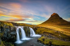 Zonsondergang over Kirkjufellsfoss-Waterval en Kirkjufell-berg in IJsland stock foto's Zonsondergang over Kirkjufellsfoss-Waterval en Kirkjufell-berg in IJsland stock foto's