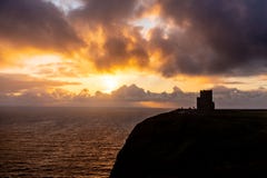 Zonsondergang over Klippen van Moher royalty-vrije stock fotografie Zonsondergang over Klippen van Moher royalty-vrije stock fotografie