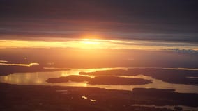 Zonsondergang van het vliegtuigvenster Stock Afbeeldingen Zonsondergang van het vliegtuigvenster Stock Afbeeldingen