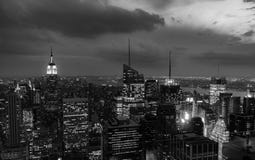 Zonsondergang vanaf de bovenkant van de rots - het Empire State Building stak links van het kader aan royalty-vrije stock afbeelding Zonsondergang vanaf de bovenkant van de rots - het Empire State Building stak links van het kader aan royalty-vrije stock afbeelding