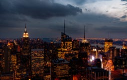 Zonsondergang vanaf de bovenkant van de rots - Times Squareverlichting aan het bodemrecht van het kader van het kader in kleur stock foto's Zonsondergang vanaf de bovenkant van de rots - Times Squareverlichting aan het bodemrecht van het kader van het kader in kleur stock foto's