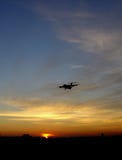 Zonsondergang versus Vliegtuig Royalty-vrije Stock Afbeeldingen Zonsondergang versus Vliegtuig Royalty-vrije Stock Afbeeldingen