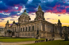 Zonsondergangbeeld van Stadhuis, Belfast Noord-Ierland royalty-vrije stock foto Zonsondergangbeeld van Stadhuis, Belfast Noord-Ierland royalty-vrije stock foto