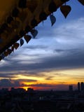 Zonsonderganghemel van de stad van Bangkok stock foto's Zonsonderganghemel van de stad van Bangkok stock foto's