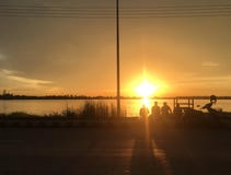 Zonsondergangoverzees en Vriendensilhouet stock fotografie Zonsondergangoverzees en Vriendensilhouet stock fotografie