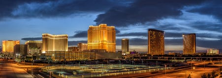 Zonsondergangpanorama boven casino's op de Strook van Las Vegas stock afbeeldingen Zonsondergangpanorama boven casino's op de Strook van Las Vegas stock afbeeldingen