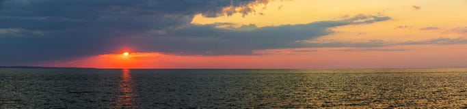 Zonsondergangpanorama over de Atlantische Oceaan royalty-vrije stock afbeeldingen Zonsondergangpanorama over de Atlantische Oceaan royalty-vrije stock afbeeldingen