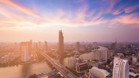 Zonsondergangtoon over de stad van Bangkok met gebogen rivier Royalty-vrije Stock Fotografie Zonsondergangtoon over de stad van Bangkok met gebogen rivier Royalty-vrije Stock Fotografie