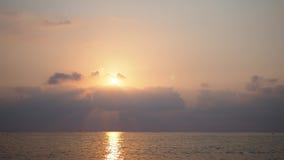 Zonsopgang boven overzeese en hemeltijdtijdspanne Turkije stock footage Zonsopgang boven overzeese en hemeltijdtijdspanne Turkije stock footage