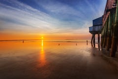 Zonsopgang door de Oude pijler van het Strand van de Boomgaard stock afbeeldingen Zonsopgang door de Oude pijler van het Strand van de Boomgaard stock afbeeldingen