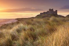Zonsopgang over Bamburgh-Kasteel, Engeland stock fotografie Zonsopgang over Bamburgh-Kasteel, Engeland stock fotografie