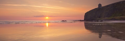 Zonsopgang over bergaf Strand in Noord-Ierland stock afbeelding Zonsopgang over bergaf Strand in Noord-Ierland stock afbeelding