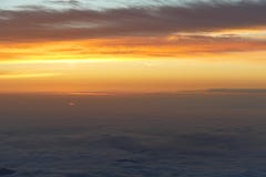 Zonsopgang over de wolken vanaf de bovenkant van Onderstel Fuji, schaduwen van geel en sinaasappel en zon die, Japan door gluren royalty-vrije stock fotografie Zonsopgang over de wolken vanaf de bovenkant van Onderstel Fuji, schaduwen van geel en sinaasappel en zon die, Japan door gluren royalty-vrije stock fotografie