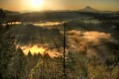 Zonsopgang over Kap Één Mistige Ochtend 2 van het Onderstel royalty-vrije stock afbeeldingen Zonsopgang over Kap Één Mistige Ochtend 2 van het Onderstel royalty-vrije stock afbeeldingen