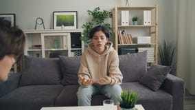 Zooma in av den emotionella ton?ringen som i regeringsst?llning delar problem med terapeuten stock video Zooma in av den emotionella ton?ringen som i regeringsst?llning delar problem med terapeuten stock video