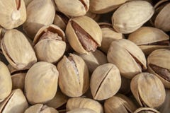 Zoute heerlijke open pistaches in een kom bruine natuurlijke achtergrond van natuurlijke noten royalty-vrije stock afbeeldingen Zoute heerlijke open pistaches in een kom bruine natuurlijke achtergrond van natuurlijke noten royalty-vrije stock afbeeldingen