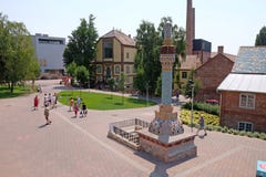 Zsolnay конструировало печную трубу на новом центре Zsolnay в Pecs Венгрии стоковая фотография rf Zsolnay конструировало печную трубу на новом центре Zsolnay в Pecs Венгрии стоковая фотография rf