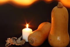 Zucche, candele e foglie su un fondo nero Un grande Web di ragno prima di una luna luminosa bizzarra immagine stock Zucche, candele e foglie su un fondo nero Un grande Web di ragno prima di una luna luminosa bizzarra immagine stock