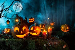 Zucche di Halloween sulla foresta spettrale scura fotografia stock libera da diritti Zucche di Halloween sulla foresta spettrale scura fotografia stock libera da diritti
