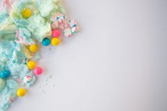 Zucchero filato e gumballs lanuginosi immagini stock Zucchero filato e gumballs lanuginosi immagini stock