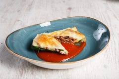 Zucchini al forno con carne tritata e formaggio fuso fotografia stock libera da diritti Zucchini al forno con carne tritata e formaggio fuso fotografia stock libera da diritti
