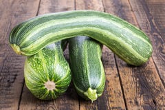 Zucchini auf Holztisch stockbild Zucchini auf Holztisch stockbild