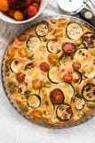 Zucchini, pomodori e crostata del formaggio Immagini Stock Zucchini, pomodori e crostata del formaggio Immagini Stock