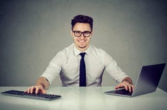 Zufriedener junger Mehrprozeßbüroangestellter lizenzfreies stockbild Zufriedener junger Mehrprozeßbüroangestellter lizenzfreies stockbild