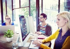 Zufällige Geschäftsleute, die im Büro arbeiten lizenzfreie stockfotografie Zufällige Geschäftsleute, die im Büro arbeiten lizenzfreie stockfotografie