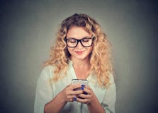 Zufällige junge Frau, die Telefon verwendet stockfotografie Zufällige junge Frau, die Telefon verwendet stockfotografie