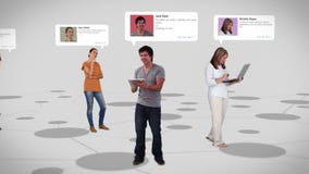 Zufällige Leute, die auf Verbindungslinien mit Profilinformationen stehen stock video Zufällige Leute, die auf Verbindungslinien mit Profilinformationen stehen stock video