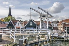 Zugbrücke, Kanalhäuser und Kirche lizenzfreies stockfoto Zugbrücke, Kanalhäuser und Kirche lizenzfreies stockfoto