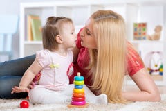 Zuhause Mutter und Tochter spielen und lächeln stockbilder Zuhause Mutter und Tochter spielen und lächeln stockbilder