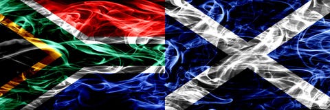 Zuid-Afrika versus Schotland, Schotse zij aan zij geplaatste rookvlaggen Concept en ideevlaggenmengeling stock foto's Zuid-Afrika versus Schotland, Schotse zij aan zij geplaatste rookvlaggen Concept en ideevlaggenmengeling stock foto's
