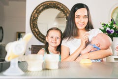 Zuigfles met melk en handborstpomp stock fotografie Zuigfles met melk en handborstpomp stock fotografie
