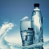 Zuiver mineraalwater tegen oceaanoppervlakte stock fotografie Zuiver mineraalwater tegen oceaanoppervlakte stock fotografie