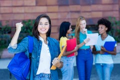Zujubelnde spanische Studentin mit Gruppe Studenten lizenzfreie stockfotografie Zujubelnde spanische Studentin mit Gruppe Studenten lizenzfreie stockfotografie