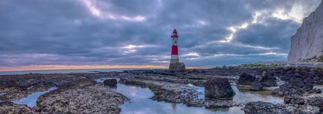 Zum Beachy Hauptlicht und zur Klippe oben schauen - ein genähtes Panorama genommen von unterhalb des Leuchtturms am Beachy Kopf, stockfotos Zum Beachy Hauptlicht und zur Klippe oben schauen - ein genähtes Panorama genommen von unterhalb des Leuchtturms am Beachy Kopf, stockfotos