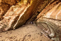 A cave on the beach is a good place to avoid contagion by covid-19