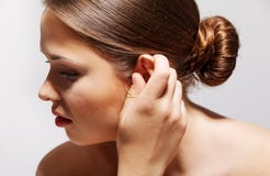 zumbido Primer encima de femenino enfermo del perfil lateral teniendo dolor de oído que toca su cabeza dolorosa aislada en fondo imagen de archivo libre de regalías zumbido Primer encima de femenino enfermo del perfil lateral teniendo dolor de oído que toca su cabeza dolorosa aislada en fondo imagen de archivo libre de regalías