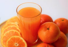 Zumo de naranja fresco del primer en vidrio, naranjas y rebanadas de naranjas, bebidas sanas, vitaminas frescas fotografía de archivo Zumo de naranja fresco del primer en vidrio, naranjas y rebanadas de naranjas, bebidas sanas, vitaminas frescas fotografía de archivo