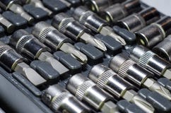 Zunehmender Multi-Stückchen-Schraubenzieher lizenzfreie stockfotos Zunehmender Multi-Stückchen-Schraubenzieher lizenzfreie stockfotos