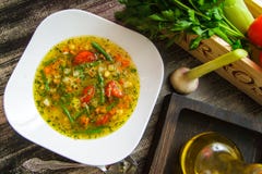 Zupny minestrone w białym ceramicznym talerzu carpaccio kuchni doskonale stylu życia, jedzenie luksus włoski zdjęcie royalty free Zupny minestrone w białym ceramicznym talerzu carpaccio kuchni doskonale stylu życia, jedzenie luksus włoski zdjęcie royalty free